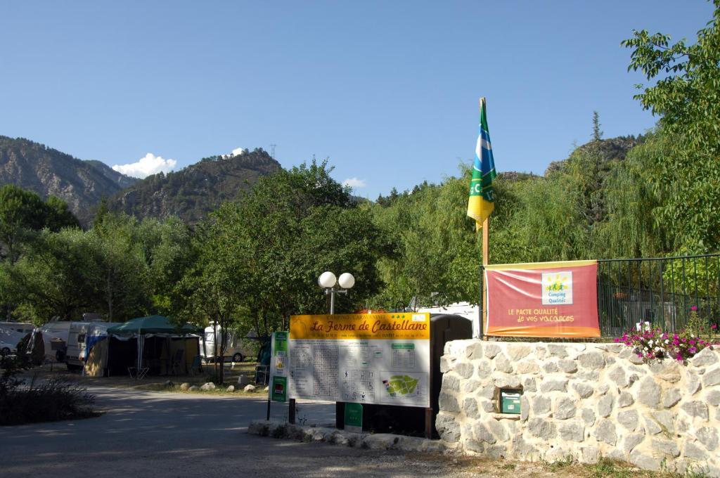 Camping La Ferme De Castellane Ngoại thất bức ảnh